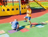 Zwei Kinder spielen Hüpfkästchen