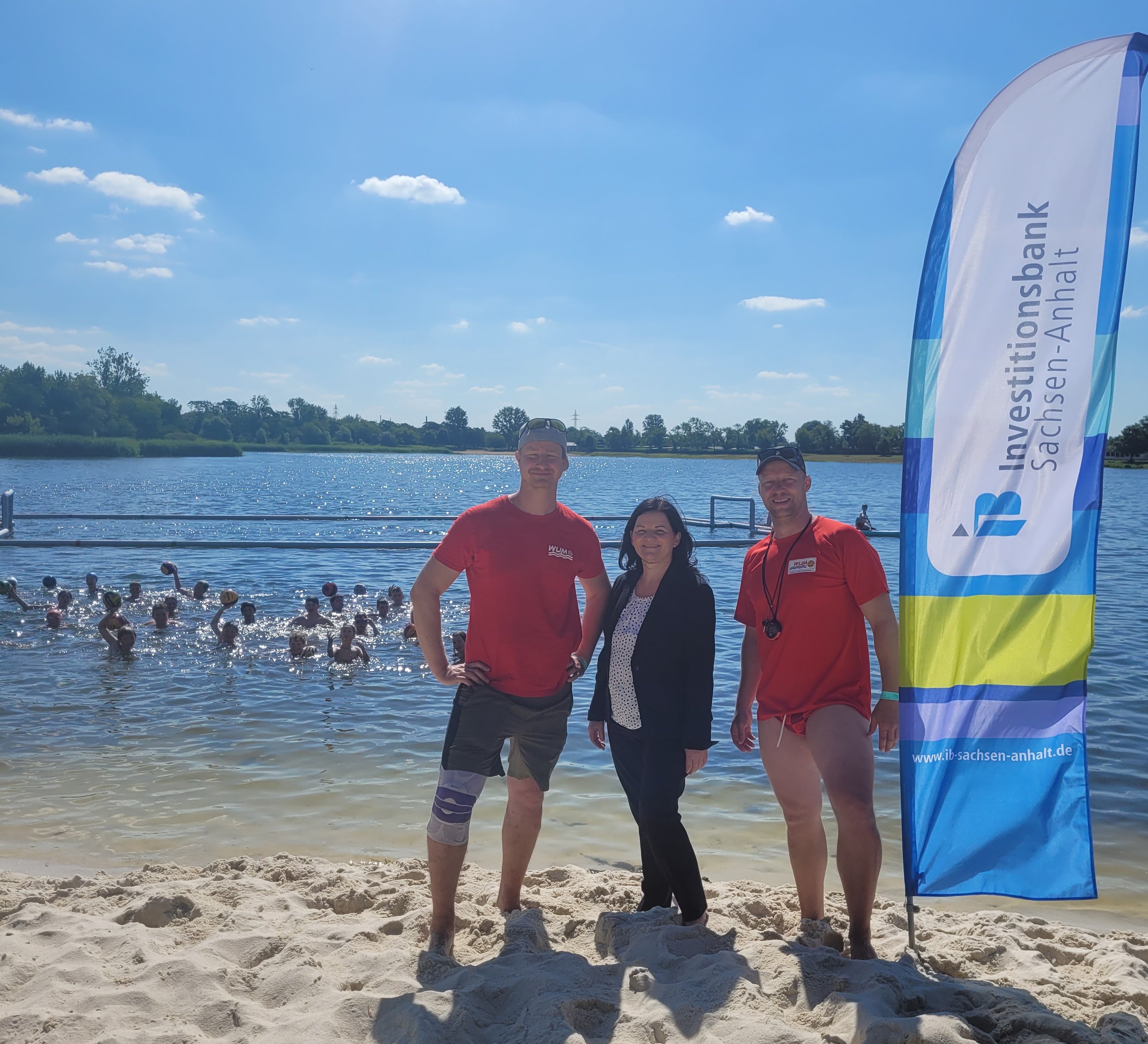 Auf dem Bild zu sehen sind 3 Menschen am Strand