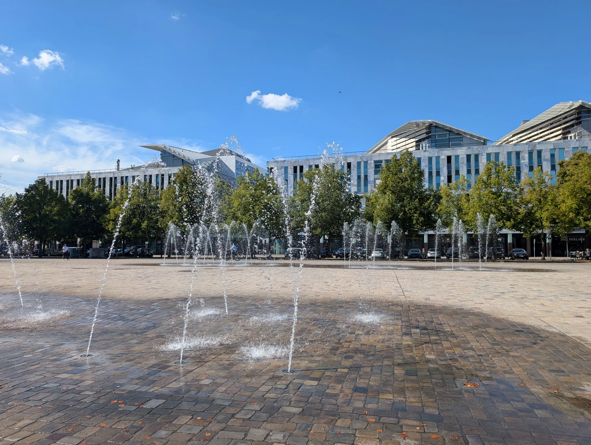 Gebäude der Investitionsbank, davor der Magdeburger Domplatz mit seinen Wasserspielen
