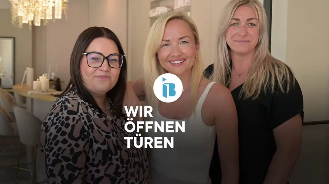 Drei lächelnde Frauen mit dem Spruch: Wir öffnen Türen