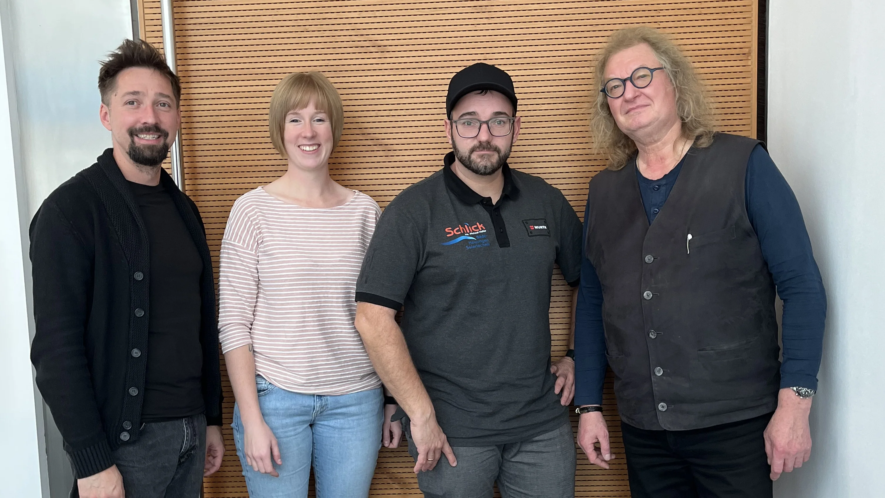 Vier Menschen vor einer Tür