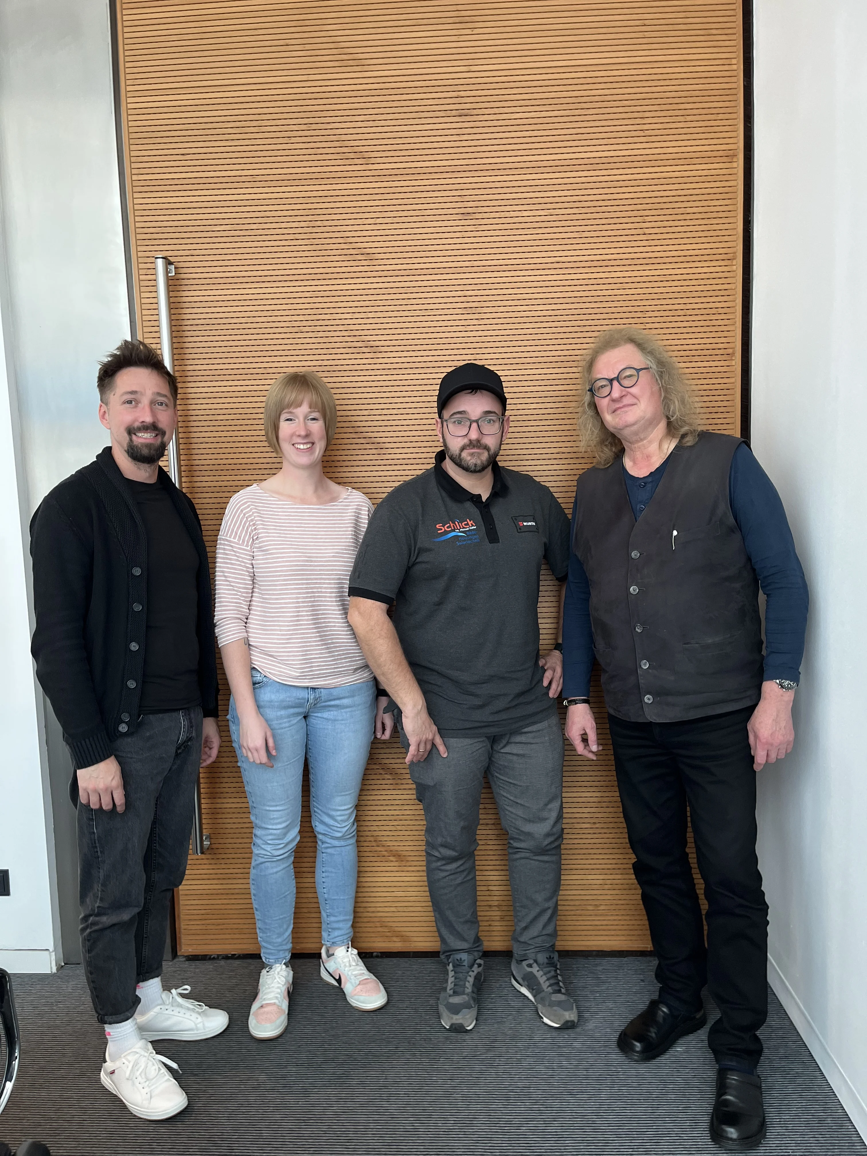 Vier Menschen vor einer Tür