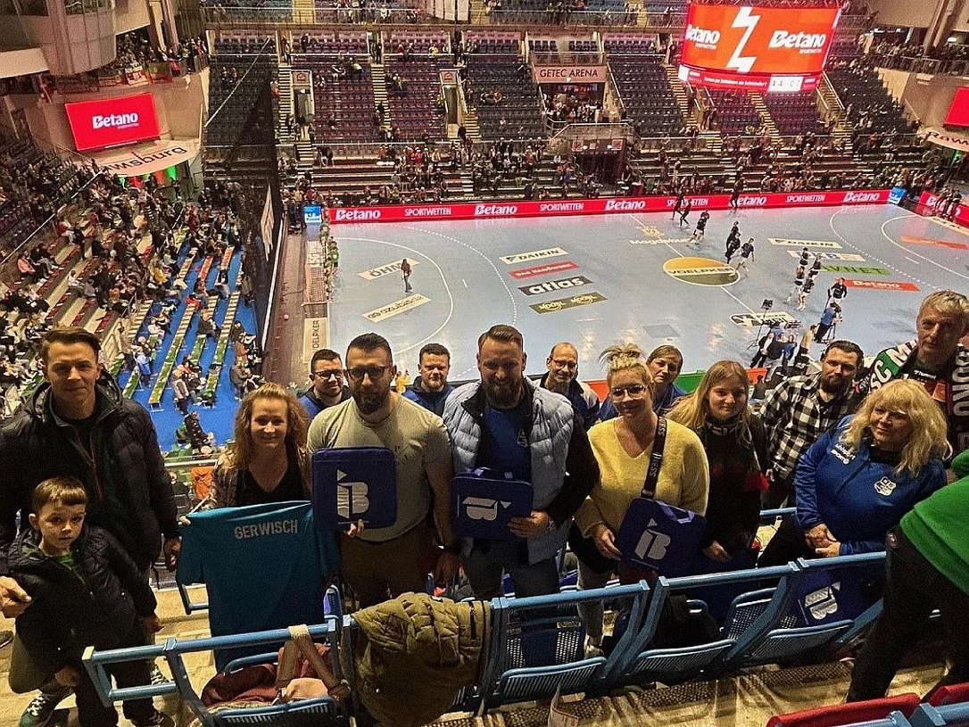 Mitglieder des SG Blau-Weiß 1923 Gerwisch e.V. in der GETEC-Arena vor Spielbeginn