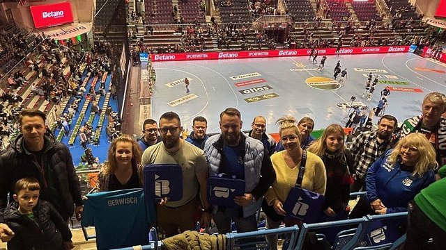 Mitglieder des SG Blau-Weiß 1923 Gerwisch e.V. in der GETEC-Arena vor Spielbeginn