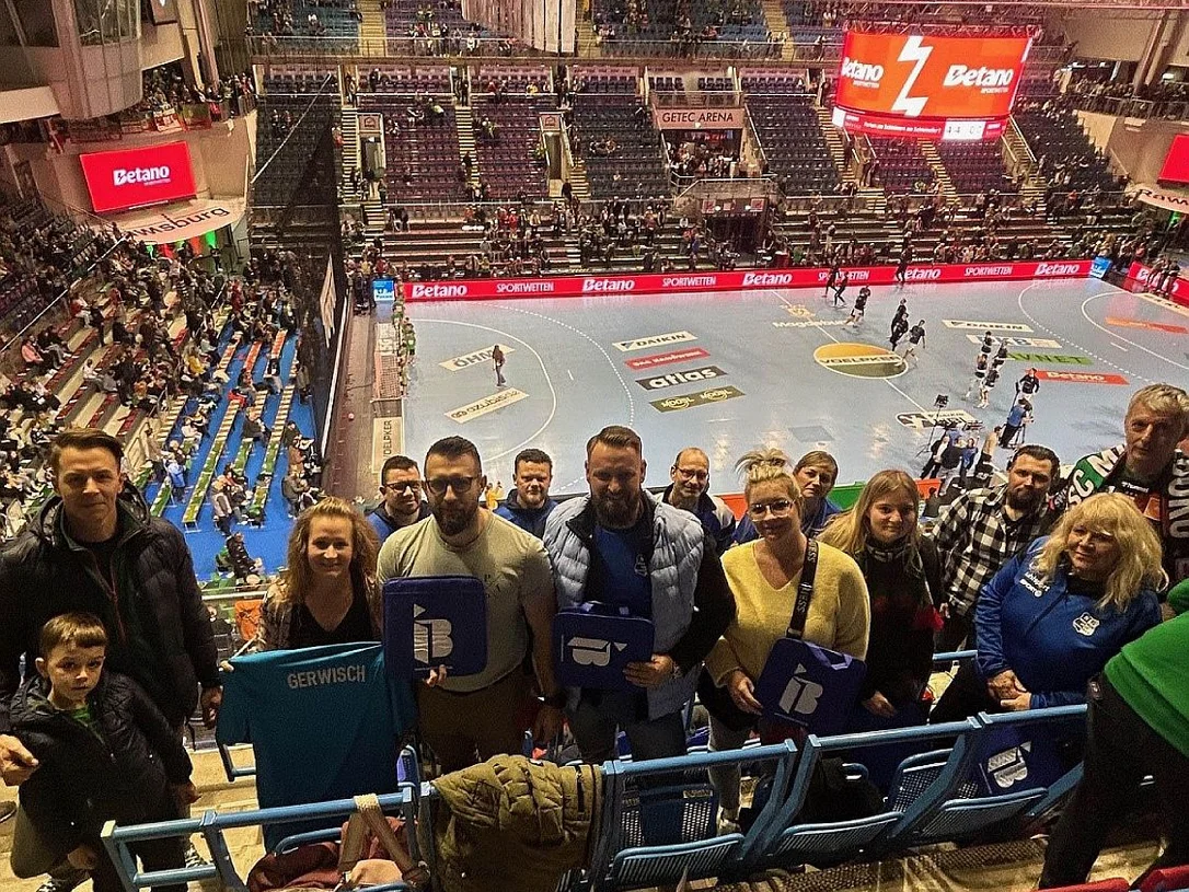 Mitglieder des SG Blau-Weiß 1923 Gerwisch e.V. in der GETEC-Arena vor Spielbeginn