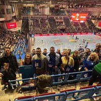 Mitglieder des SG Blau-Weiß 1923 Gerwisch e.V. in der GETEC-Arena vor Spielbeginn