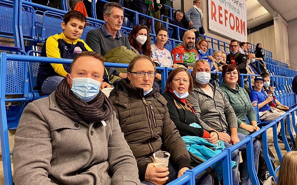 Mitglieder des SV Langenweddingen e.V. sitzen auf ihren Plätzen in der GETEC-Arena