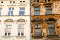 Ein saniertes und ein heruntergekommenes Wohngebäude im Stil des Klassizismus stehen direkt nebeneinander