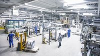 Mehrere Menschen arbeiten zusammen in einem großen Folienwerk