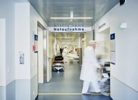 Ärzte laufen durch den Flur einer Notaufnahme
