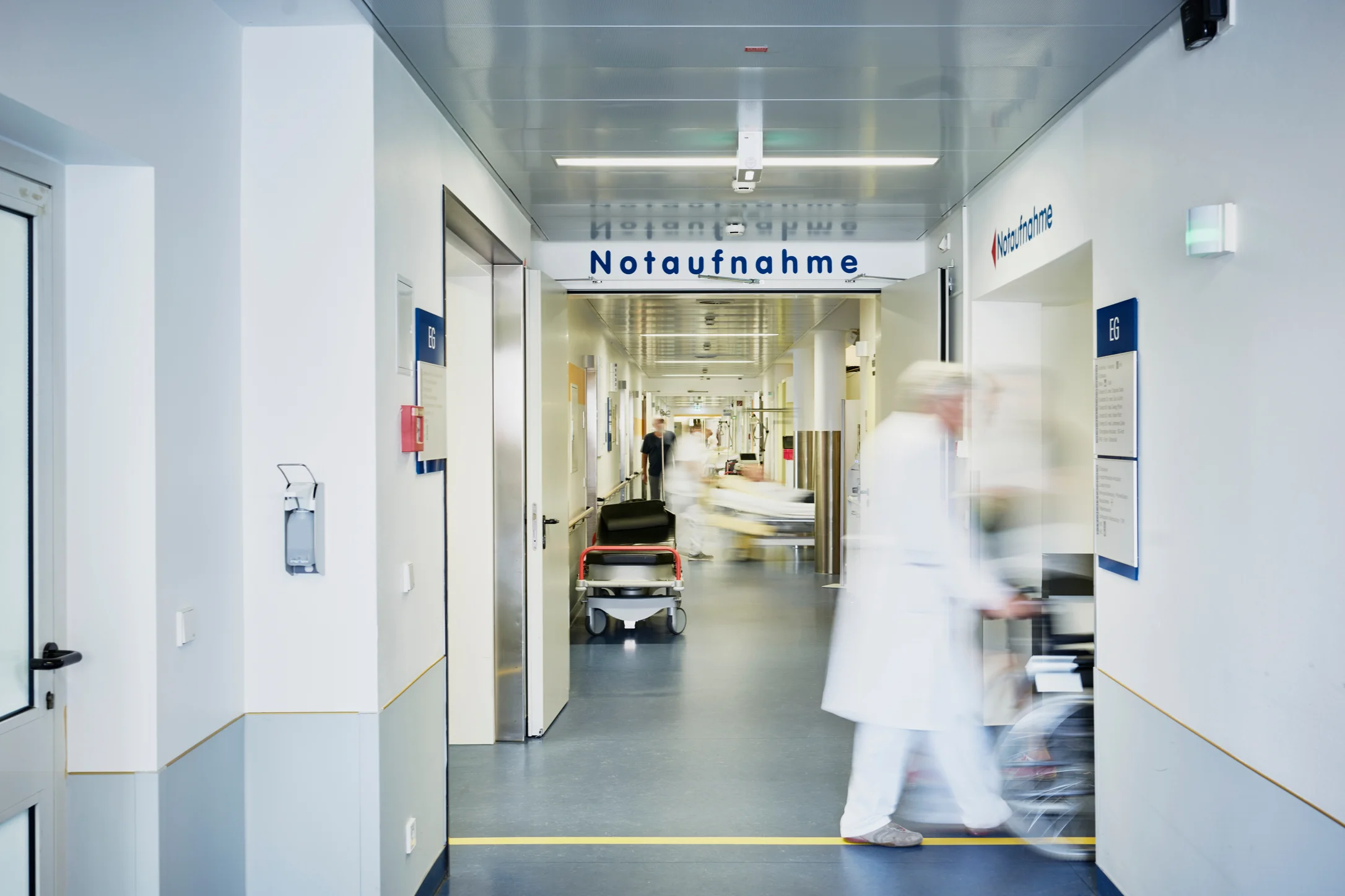 Ärzte laufen durch den Flur einer Notaufnahme