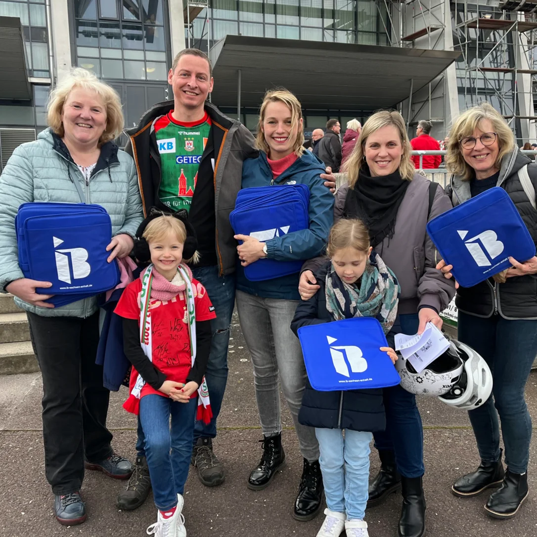 Mitglieder des Verein schwerstkranker Kinder und ihrer Eltern mit IB-Logos in der Hand