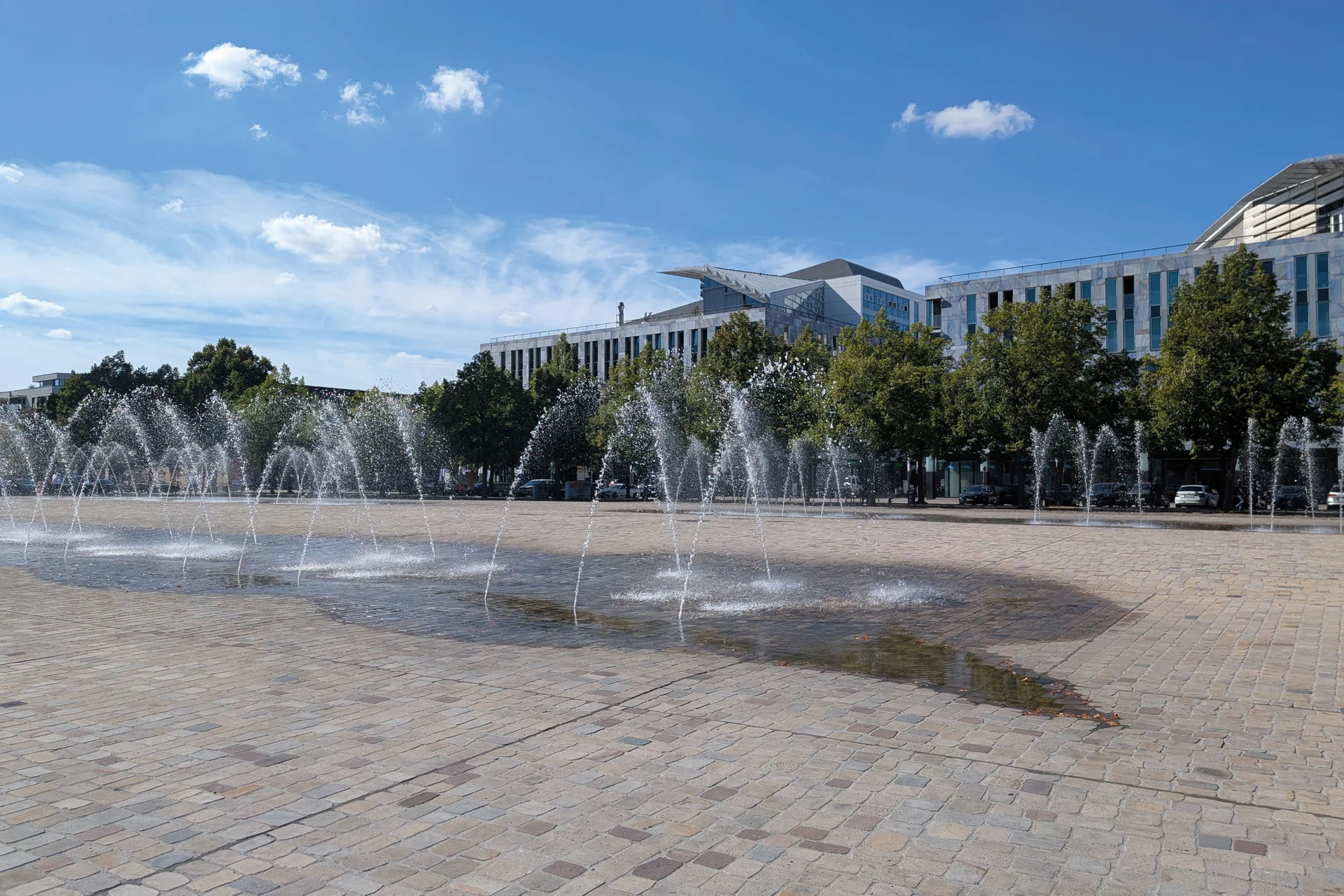Gebäude der Investitionsbank, davor der Magdeburger Domplatz mit Wasserspielen