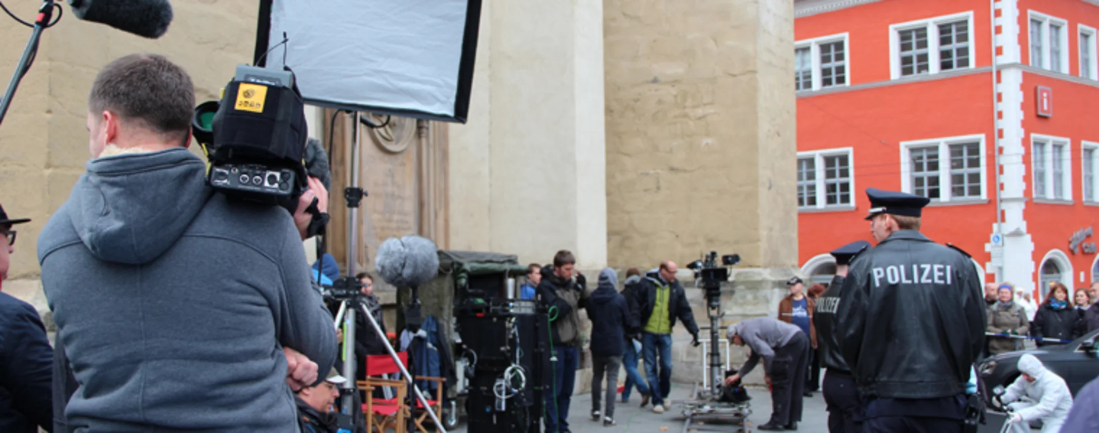 Kameramann arbeitet bei einer Filmproduktion