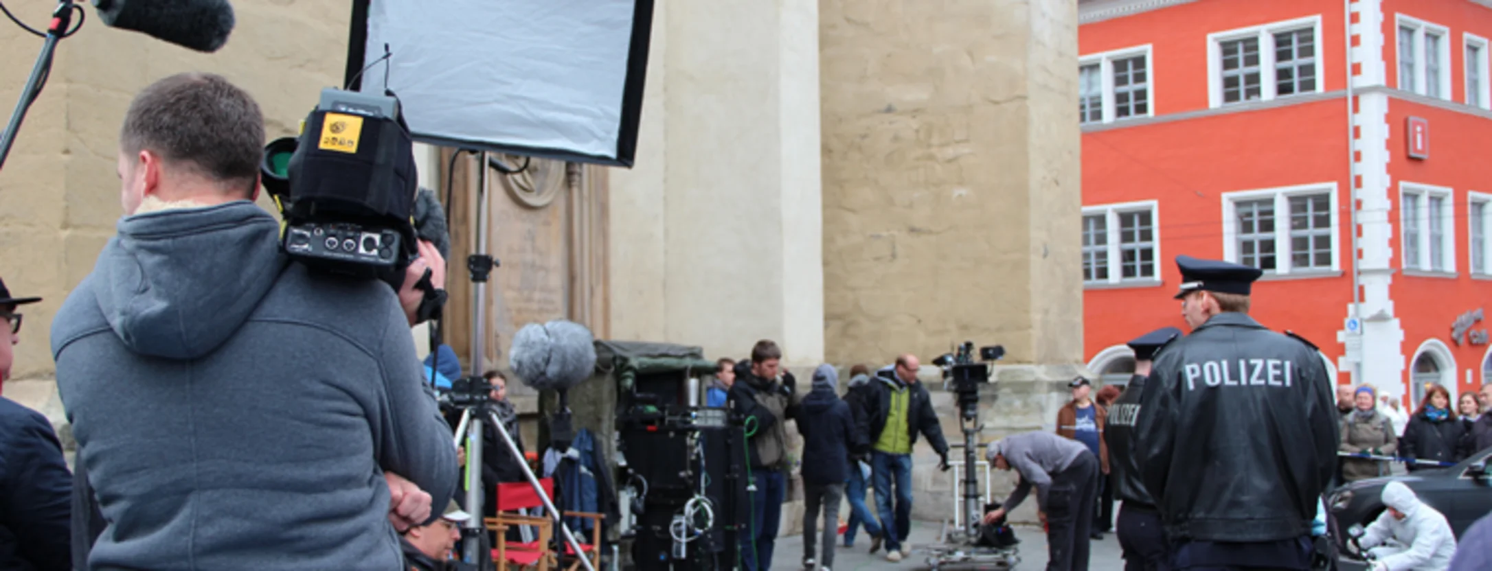 Kameramann arbeitet bei einer Filmproduktion