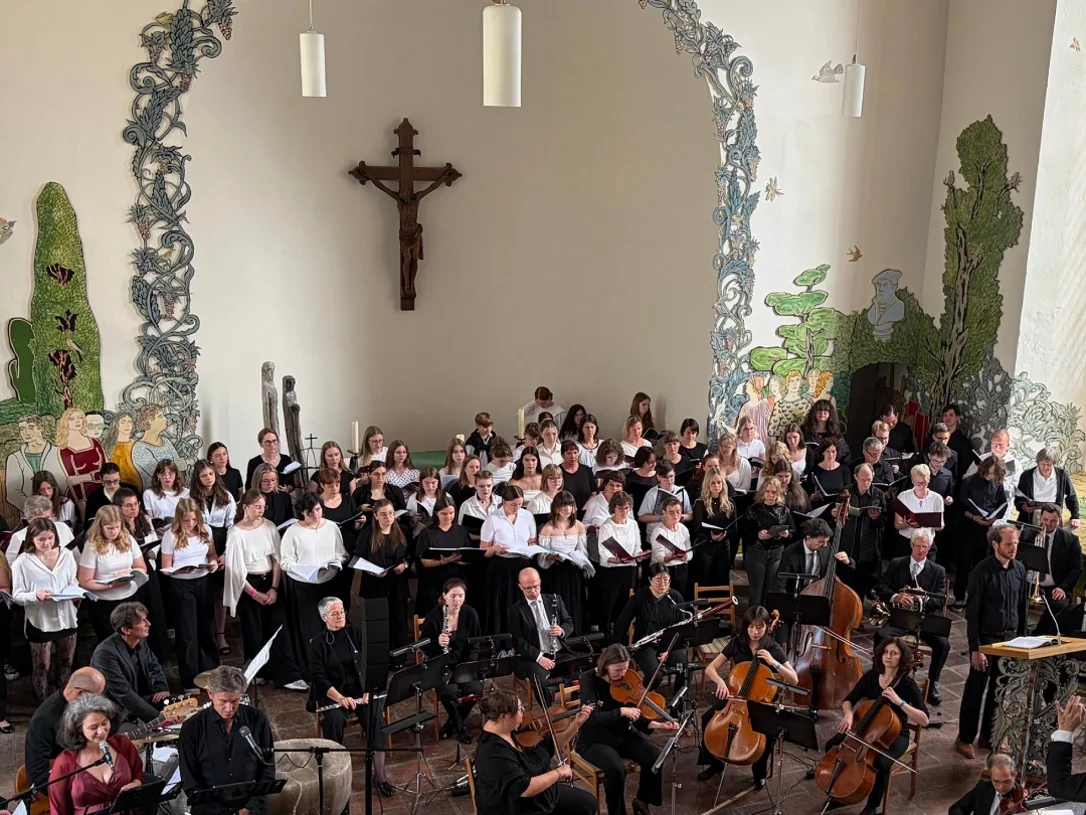 Chor und Orchester beim Auftritt in der Schlosskirche Bernburg