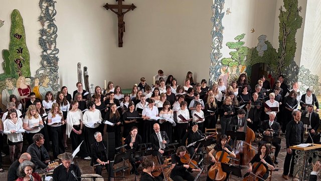Chor und Orchester beim Auftritt in der Schlosskirche Bernburg