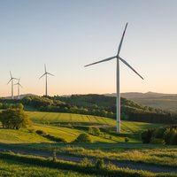 Mehrere Windkraftanlagen im Sonnenuntergang