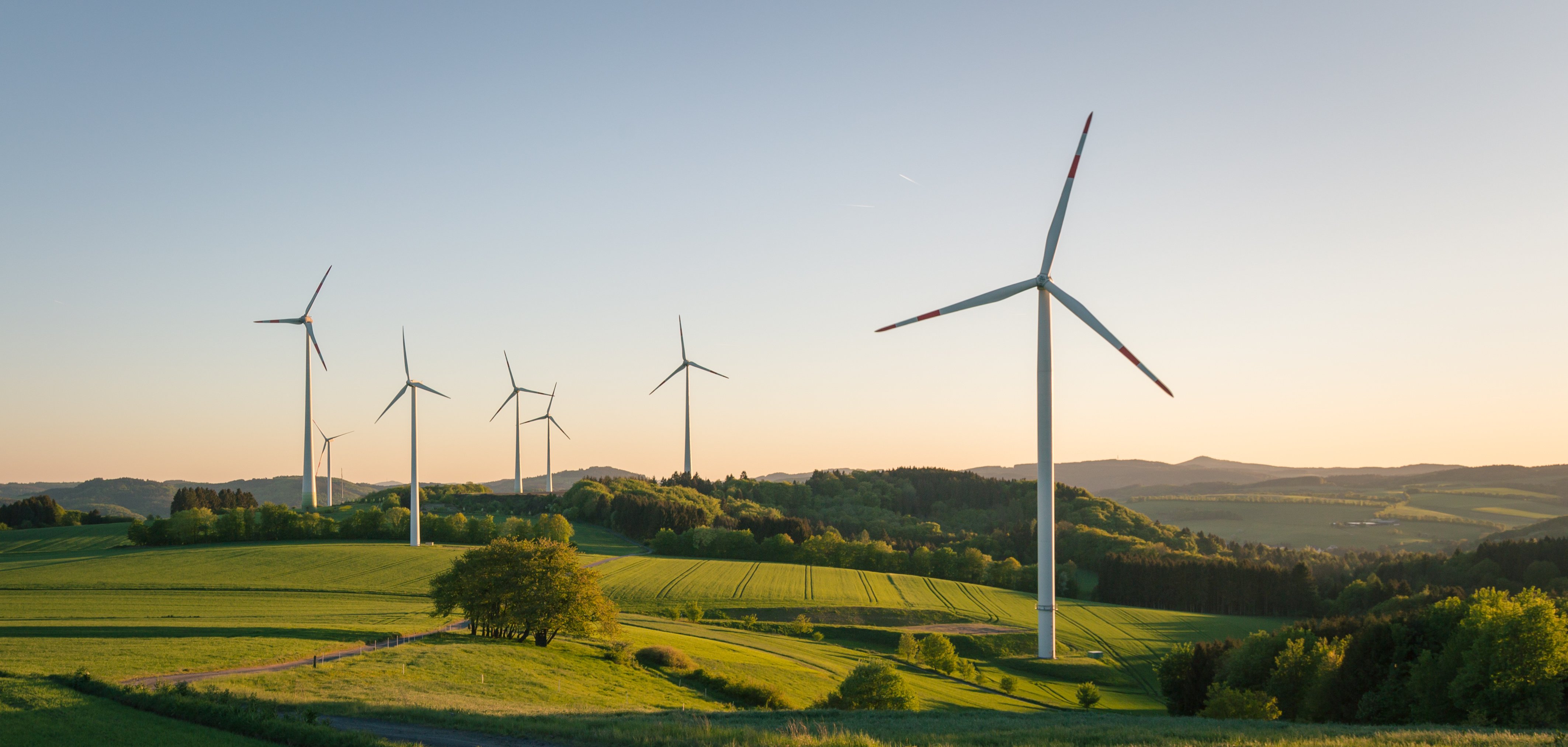 Mehrere Windkraftanlagen im Sonnenuntergang