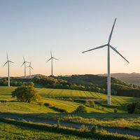 Mehrere Windkraftanlagen im Sonnenuntergang