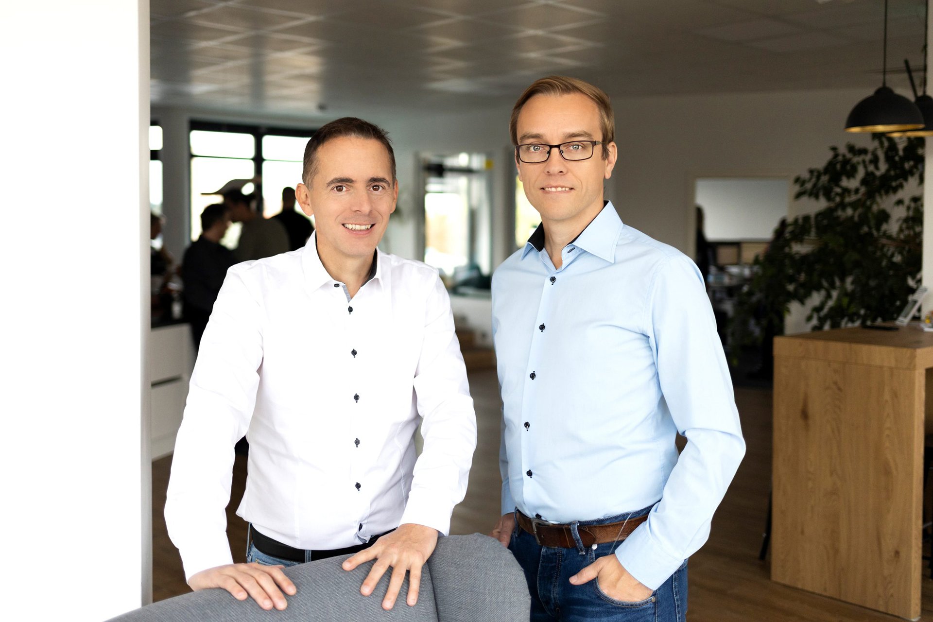 Das Bild zeigt zwei Männer von der bridgefield GmbH..