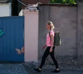 Eine Frau läuft zur Weiterbildung