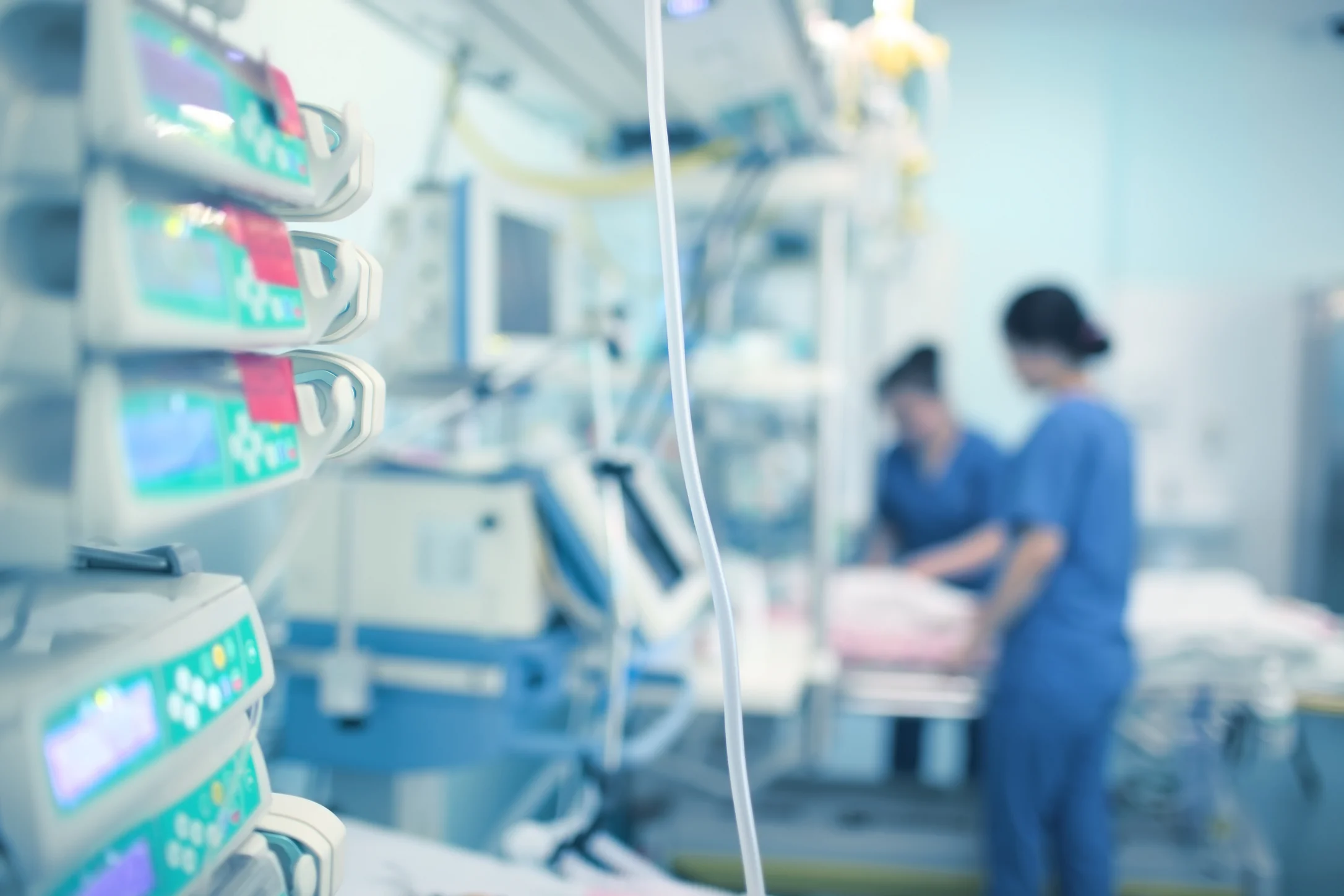 Medizinische Geräte in einem Patientenzimmer