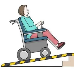 Eine Frau im Rollstuhl kann aufgrund einer Rampe ihren Weg fortsetzen und muss nicht stehenbleiben
