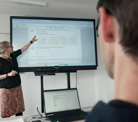 Eine Frau unterrichtet eine Gruppe Erwachsene