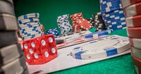 Chips, Würfel und Karten eines Casino-Tisches