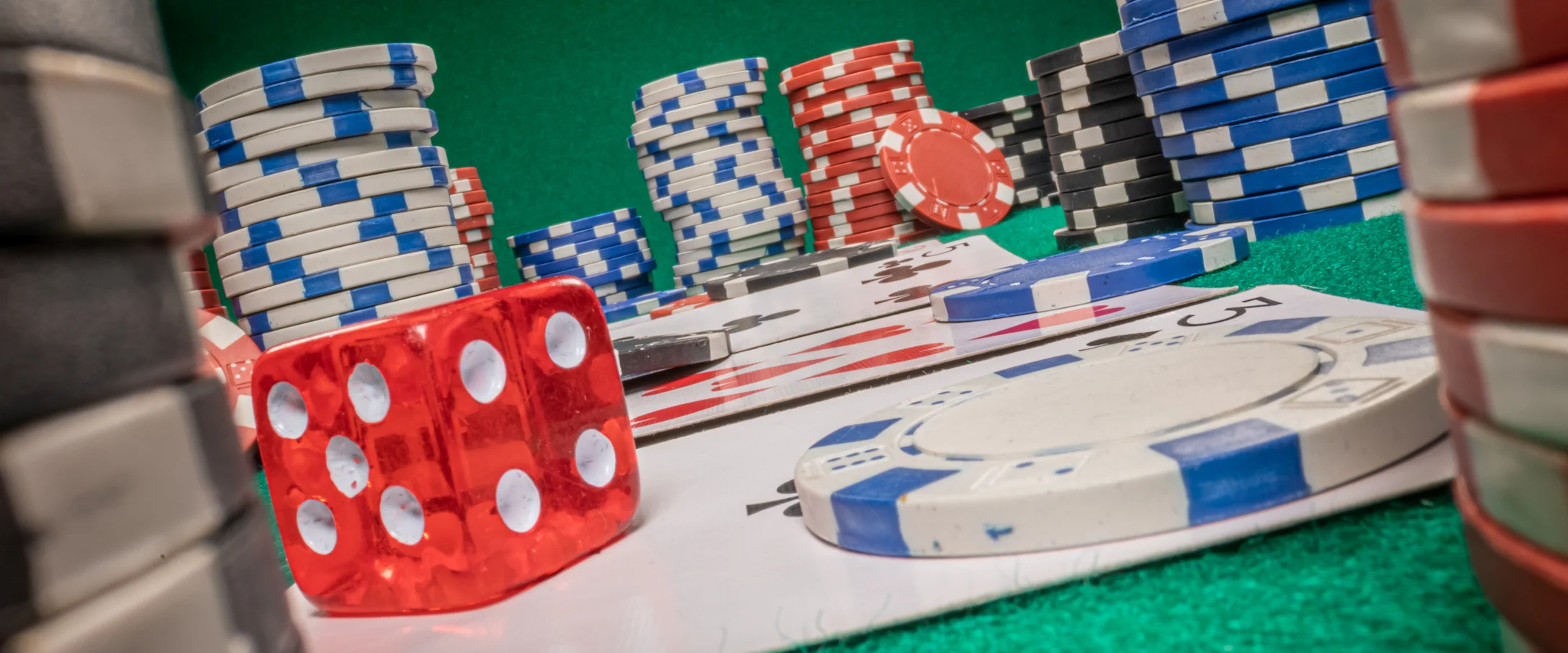 Chips, Würfel und Karten eines Casino-Tisches