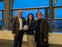 Drei Personen mit Spendenschwein