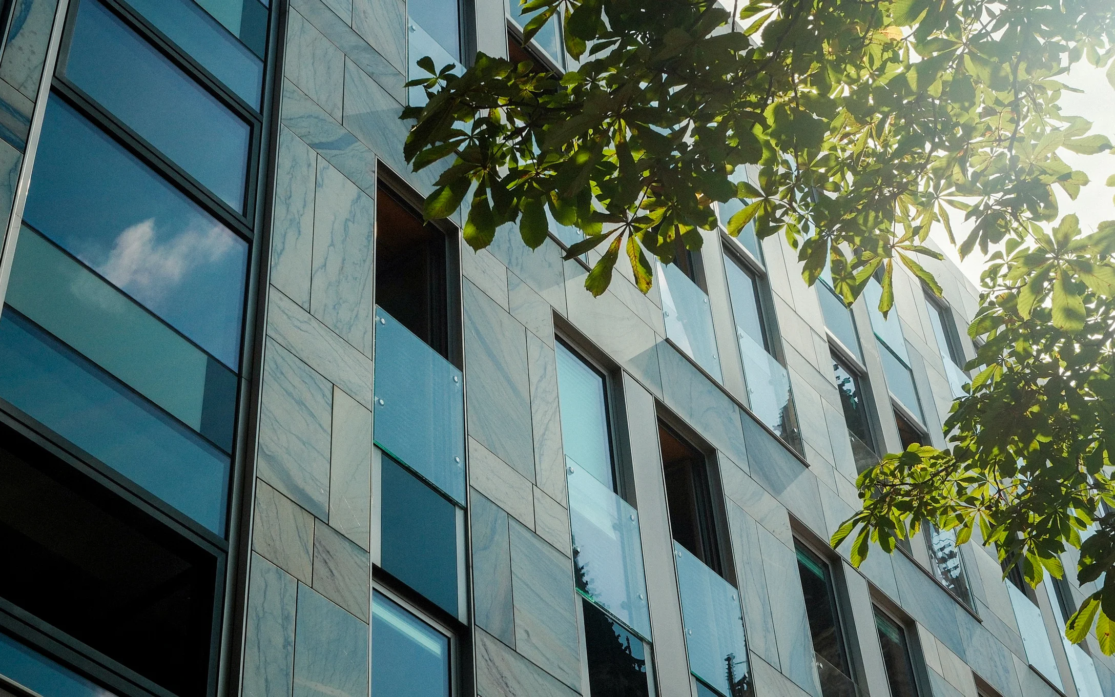 Außenansicht vom Gebäude der Investitionsbank unter Bäumen