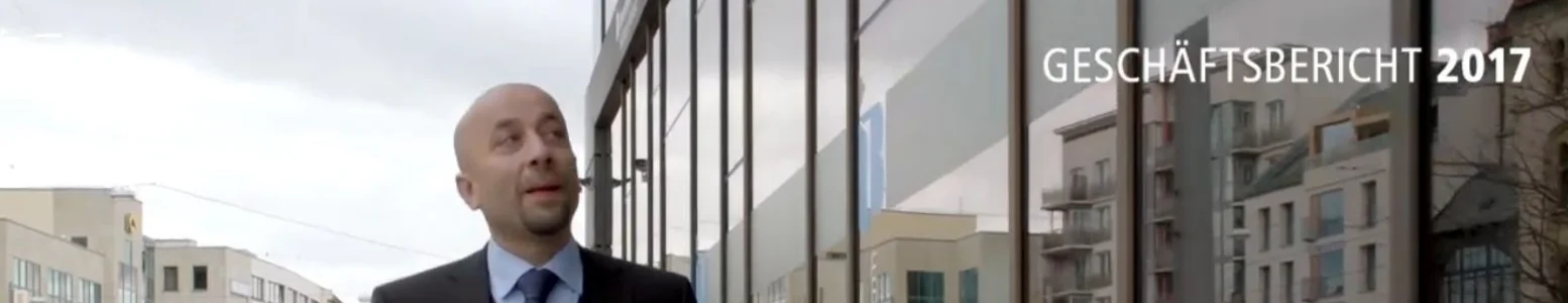 Bild aus dem Geschäftsbericht 2017 mit einem Mann vor dem Kundencenter der IB