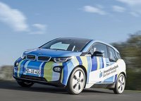 Auto mit dem Logo und Design der Investitionsbank