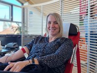 IB-Mitarbeiterin spendet Blut