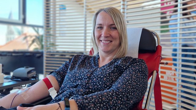 IB-Mitarbeiterin spendet Blut