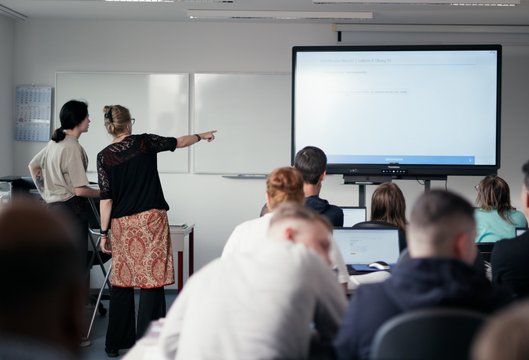 Weiterbildungskurs mit vielen Teilnehmern