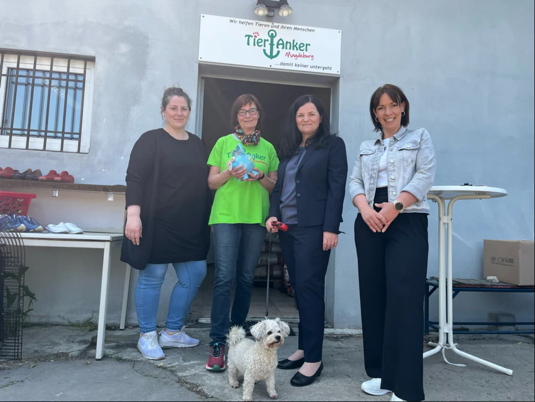 Spendenübergabe vorm Tieranker Magdeburg