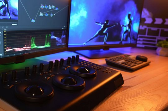 Mischpult und Videoschnittprogramm am Computer
