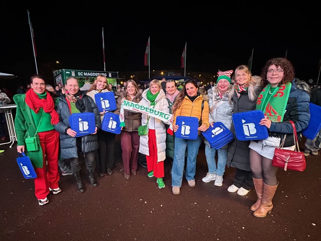 PANDA-Mitglieder vor dem Spiel vor der Getec-Arena.