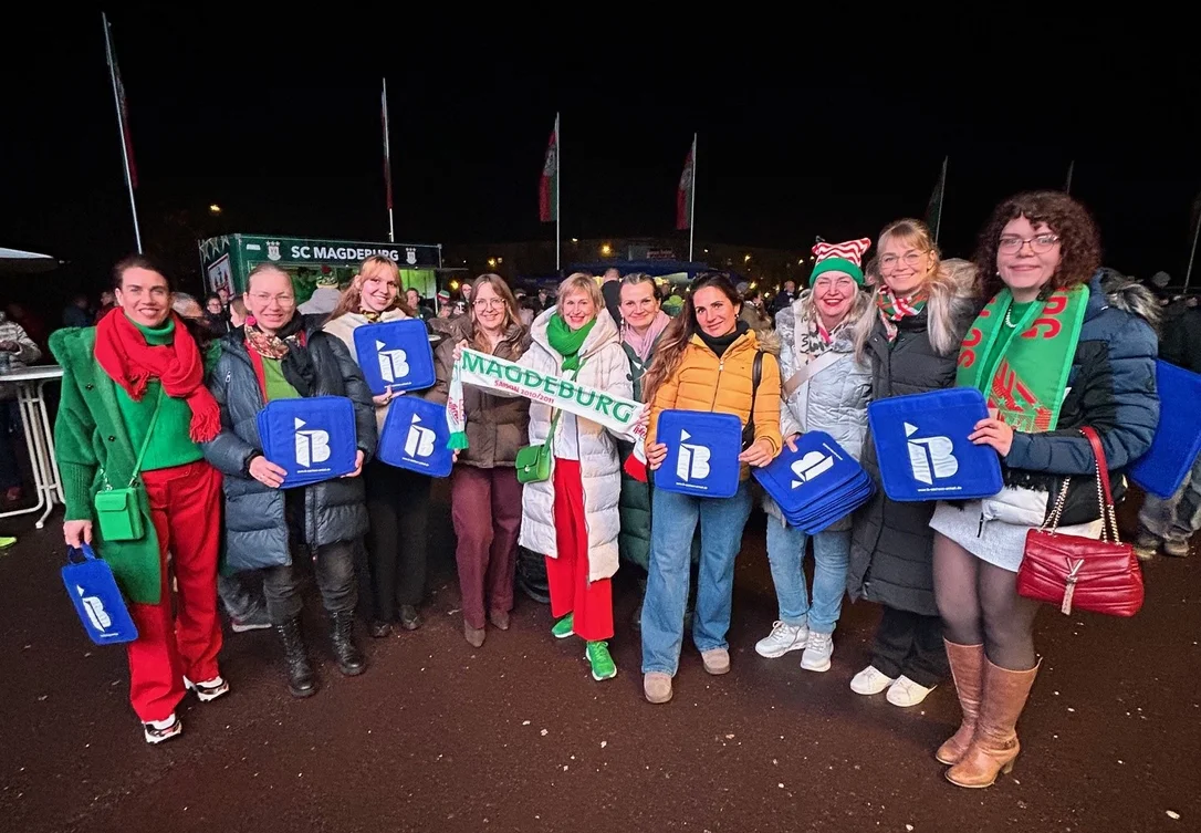 PANDA-Mitglieder vor dem Spiel vor der Getec-Arena.