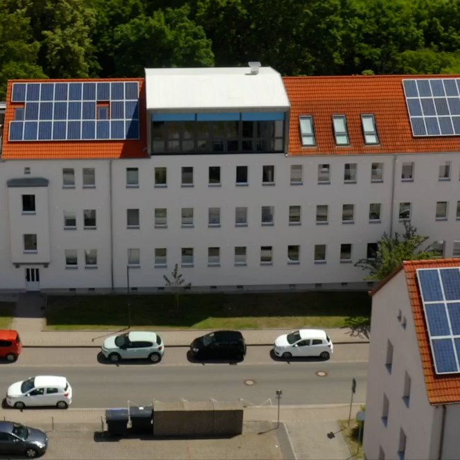Moderne Wohnblöcke mit Solaranlagen auf dem Dach