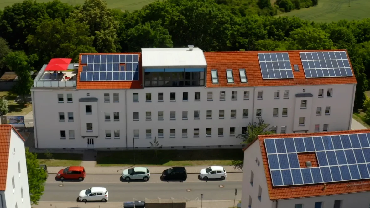 Moderne Wohnblöcke mit Solaranlagen auf dem Dach