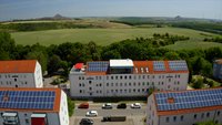 Moderne Wohnblöcke mit Solaranlagen auf dem Dach