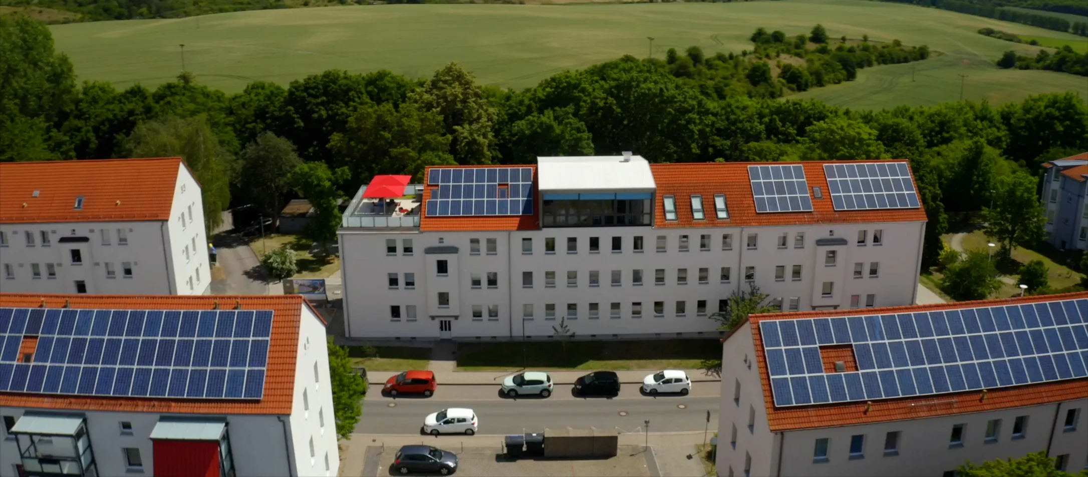 Moderne Wohnblöcke mit Solaranlagen auf dem Dach