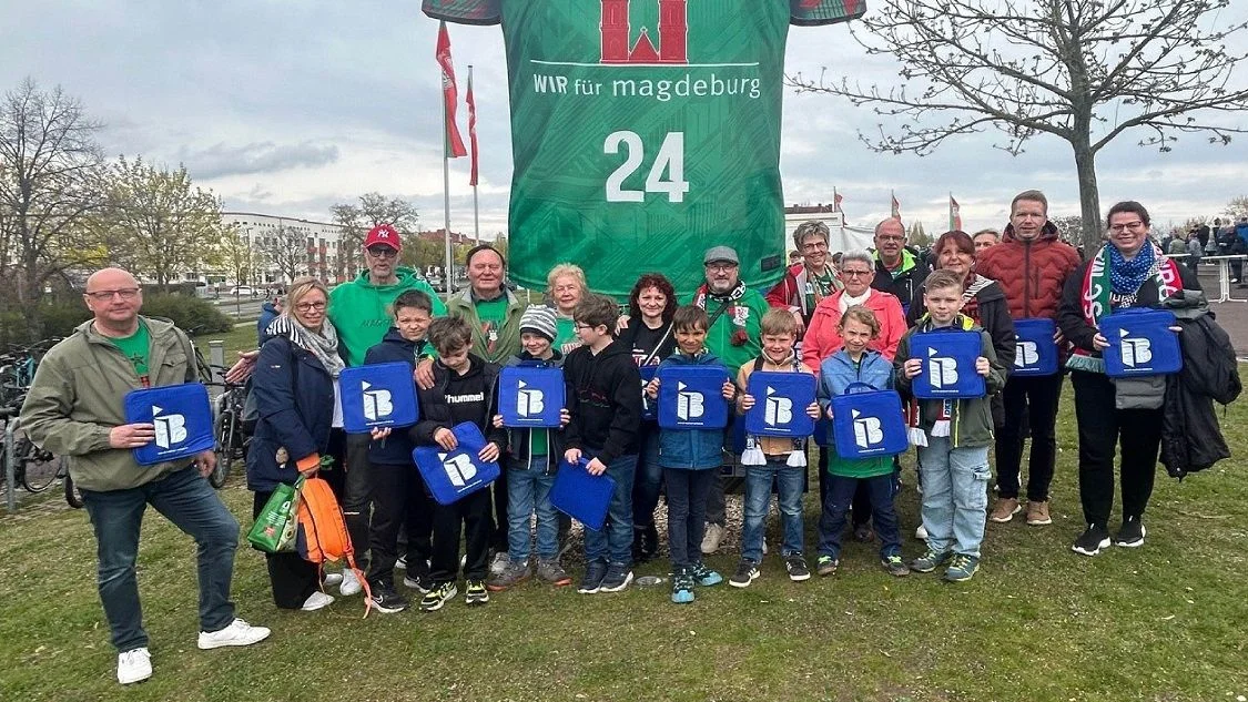 Die männliche E3-Jugend des BSV 1993 vor der Getec-Arena