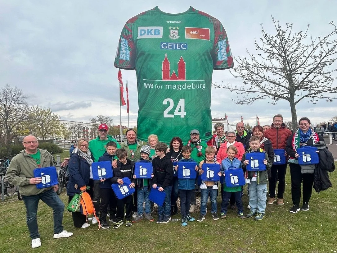 Die männliche E3-Jugend des BSV 1993 vor der Getec-Arena