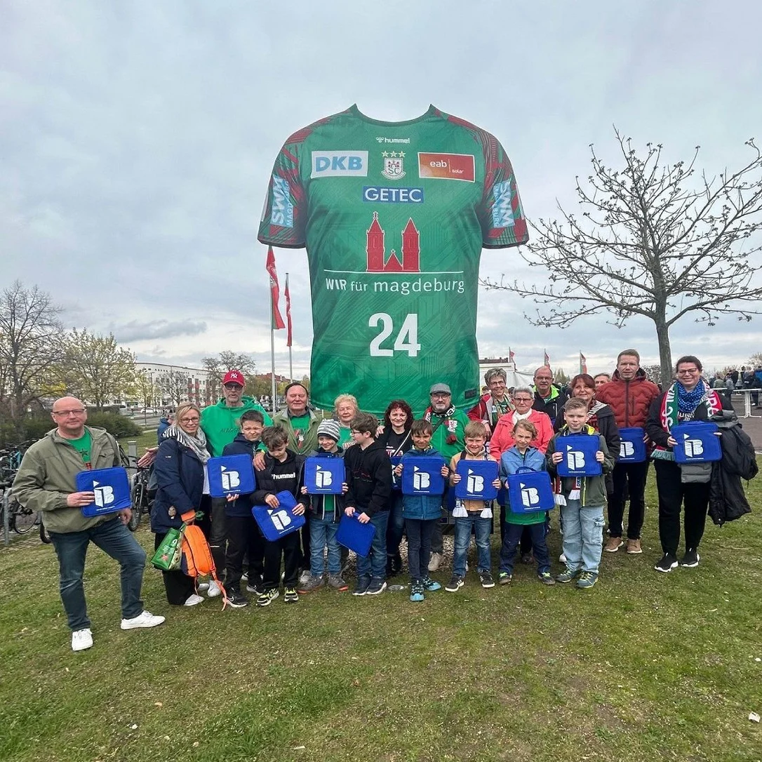 Die männliche E3-Jugend des BSV 1993 vor der Getec-Arena