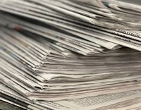 Ein unordentlicher Stapel Zeitungen 